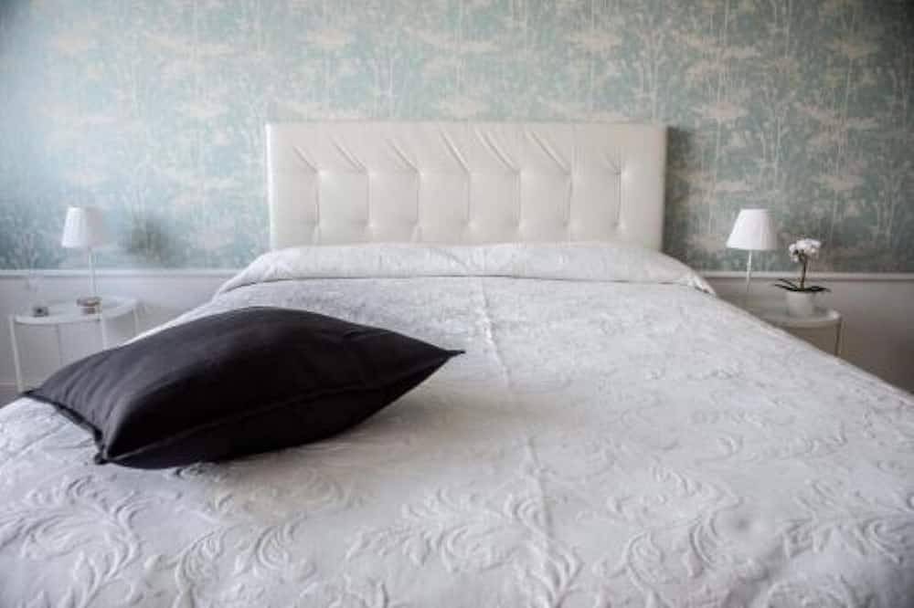 Entire apartment, Intero appartamento 140mq sito nel centro città e sulla Laguna del Mar Piccolo in Taranto, Gulf of Taranto
