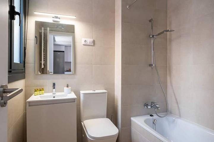 Apartamento entero, Cuatro Caminos - Ático dúplex de 1 Dormitorio in Tetuán (desambiguación), Madrid
