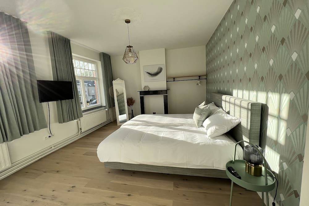 Beautifully renovated home with 5 large bedrooms and 4 bathrooms in Assebroek, Brujas