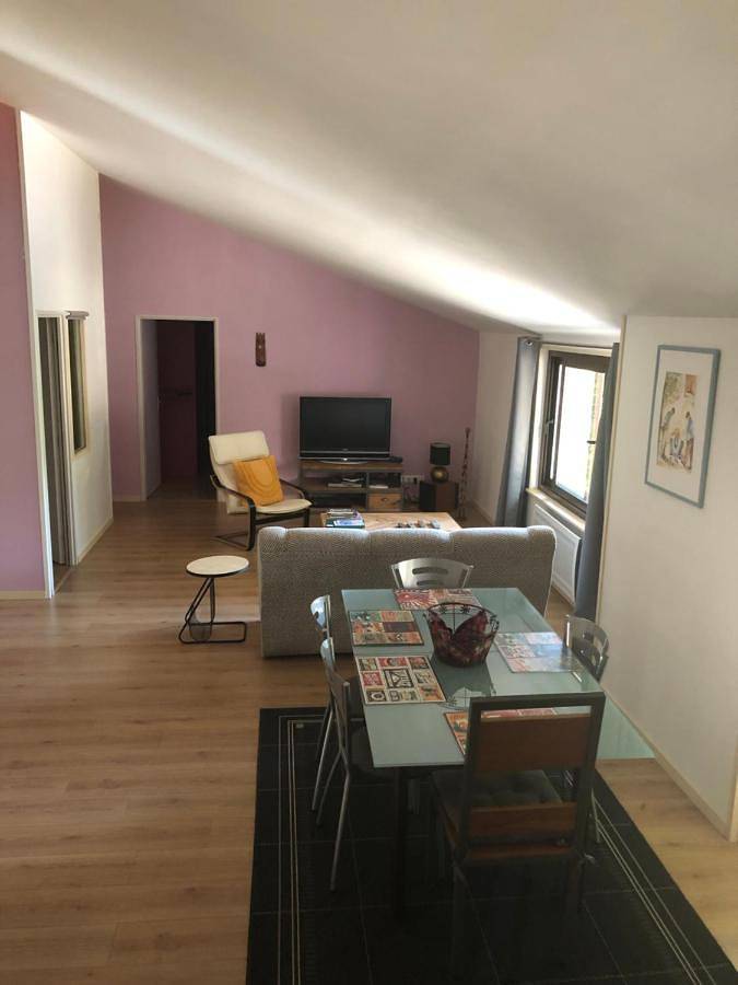 Location de vacances pour 5 personnes, avec Terrasse ainsi que Piscine et Vue à Saint-Amand-de-Vergt