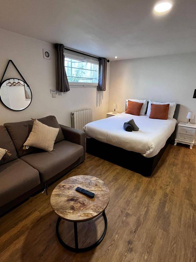 Appartement entier, Studio proche gare et Versailles 4 min à pied train vers Paris in Marly-le-Roi, Yvelines