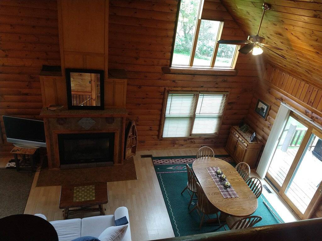 Amazing Log Cabin with Beautiful Views at Apple Canyon Lake in Jo Daviess County