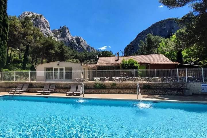 Camping pour 6 personnes, avec terrasse dans les Bouches-du-Rhône