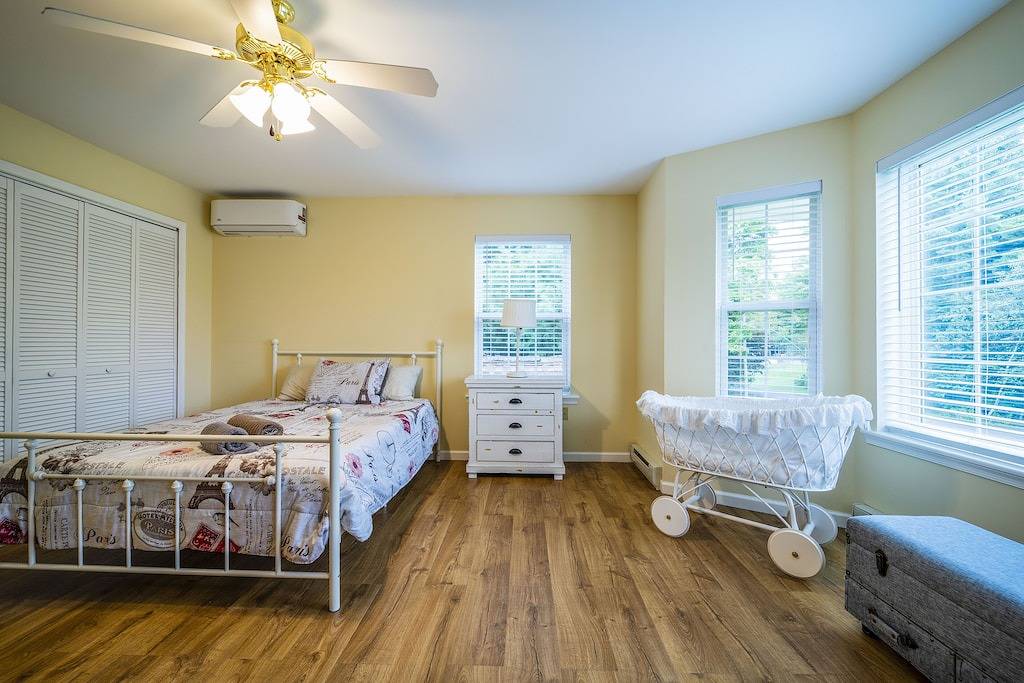 Huge screened porch/ Jacuzzi / Game room/ Trampoline/ Fire pit / Lake access in Blakeslee, Monroe County (PA)