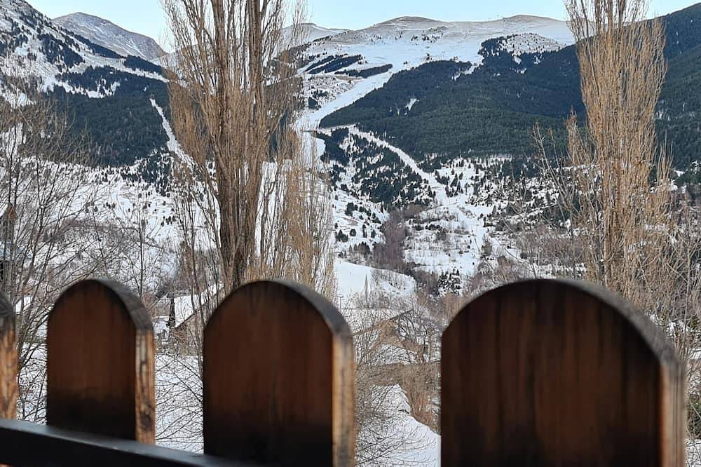 Entire apartment, Tuhogarencerler apartment with views and sun in Cerler, Benasque