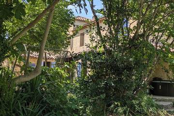 Gîte pour 8 personnes, avec terrasse ainsi que jardin et jacuzzi à Correns