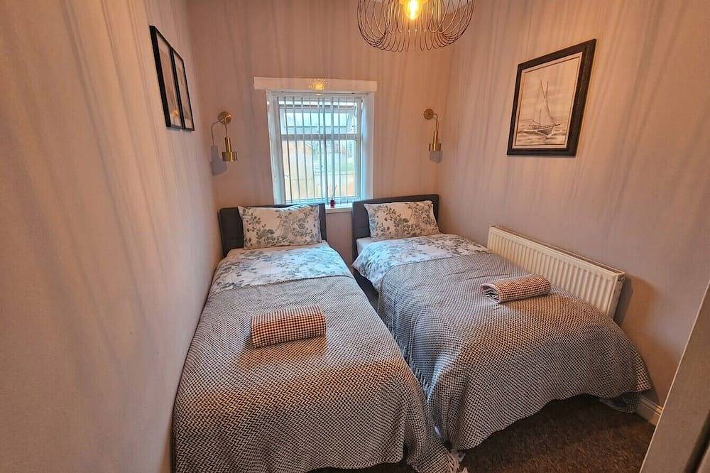 Sleeps six in style with three modern bathrooms, minutes from Wigan town centre in Wigan, Gran Mánchester