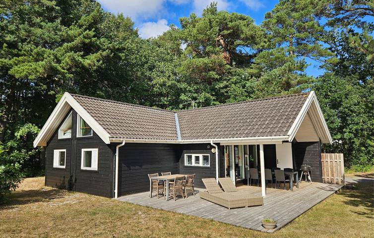 Ferieudlejning for 6 personer, med terrasse og sauna, børnevenlig i Nexø