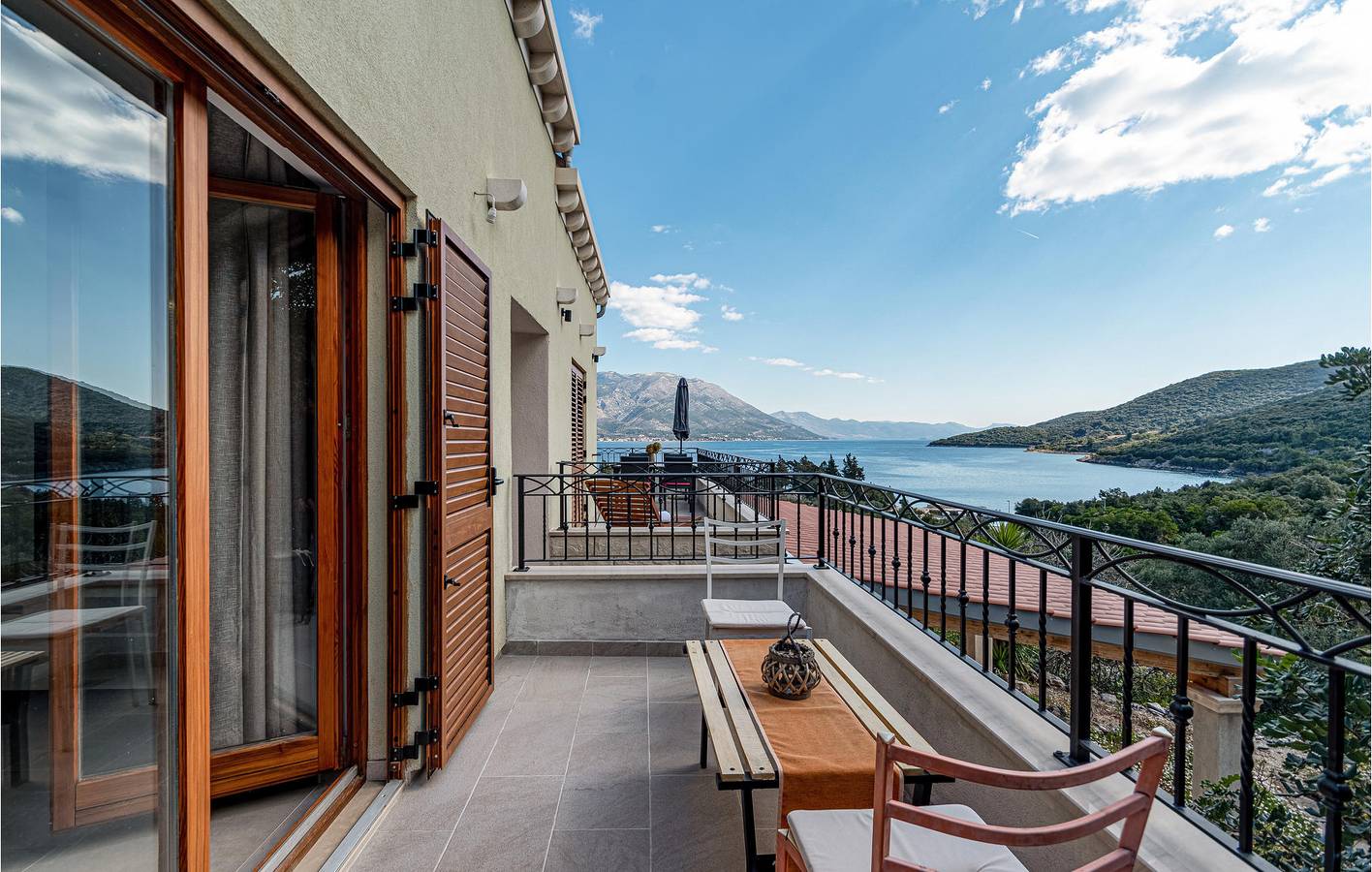 Geheel vakantieappartement, Gezellig appartement met terras, keuken en wifi – 2,5 km van het strand van Tri žala in Kneza, Korcula
