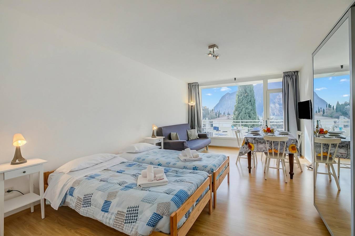Ganze Wohnung, Il Piccolo Nido - Lake View Studio with Balcony in Riva del Garda, Gardasee-Berge