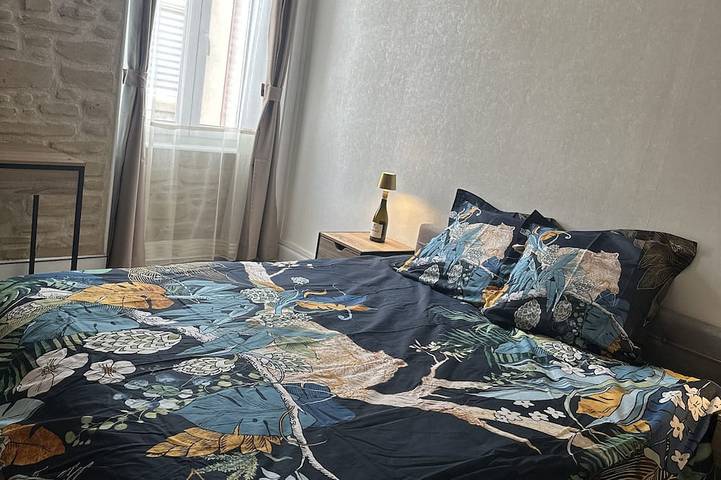 Entire apartment, Wine-themed apartment—in the center of Tain l'Hermitage with a large garage. in Tain-l'Hermitage, Valence region