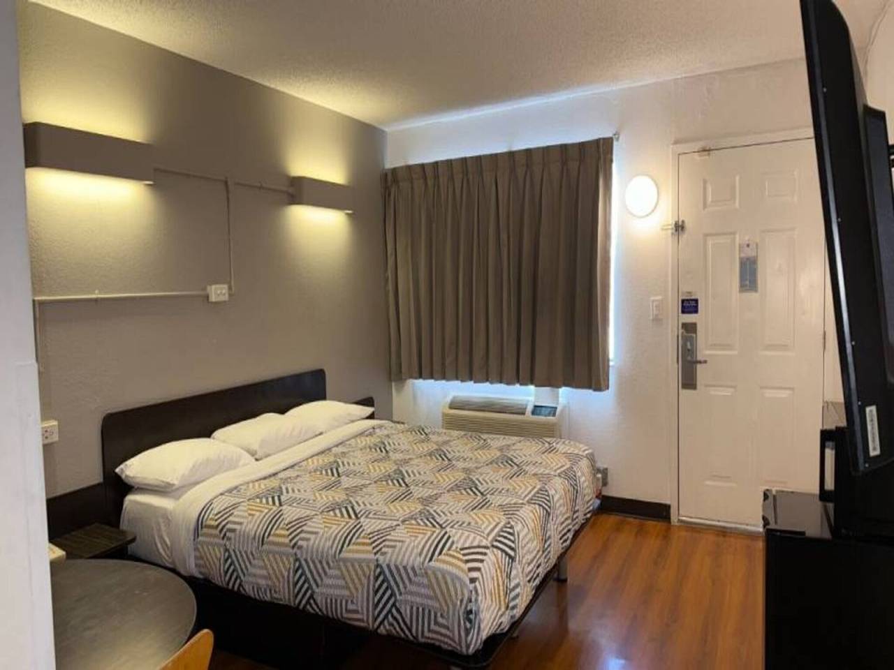 1 cama king size | Se permite fumar in Joliet, Condado de Will