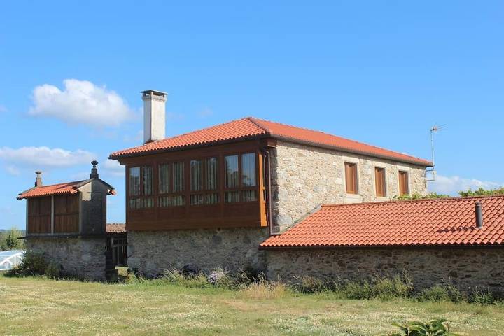Chalet para 14 personas, con vistas y jardín además de piscina y terraza, Se admiten mascotas en Terra de Melide - 2