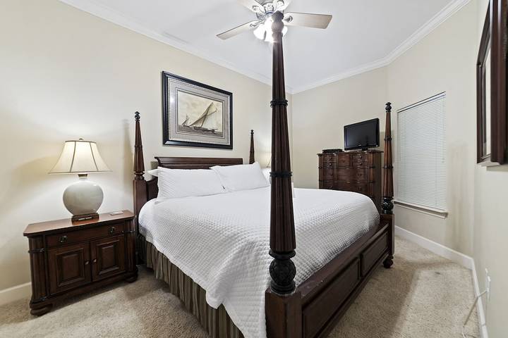 Vacation rental for 14 people, with hot tub and sauna as well as balcony and pool by Orange Beach