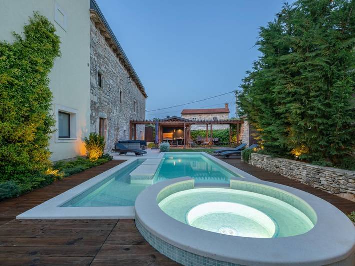 Ferienhaus für 8 Personen, mit Garten und Pool sowie Sauna