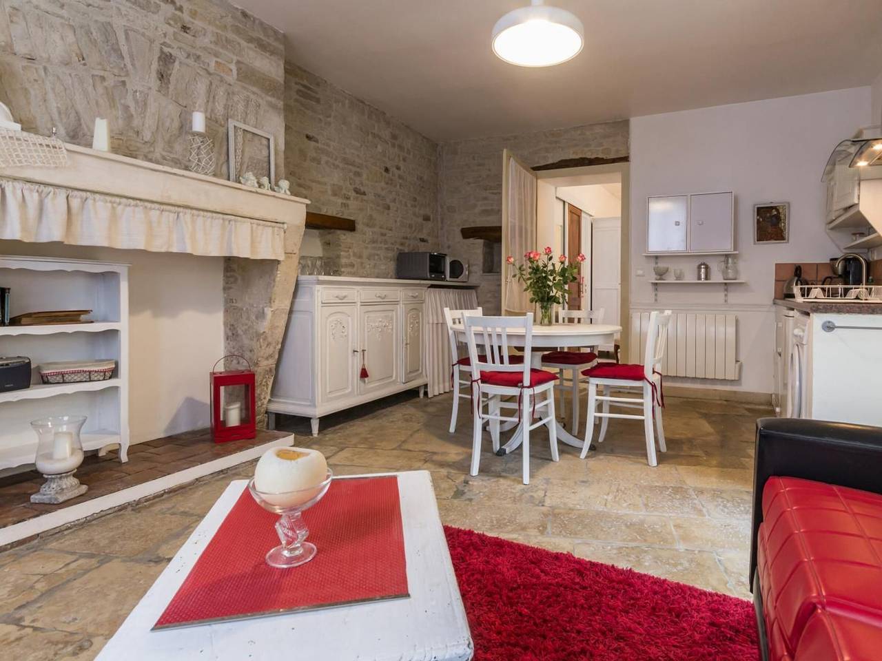 Charmante maison au cœur du village avec cour et parking, proche du château in Ancy-le-Franc, Région d'Avallon