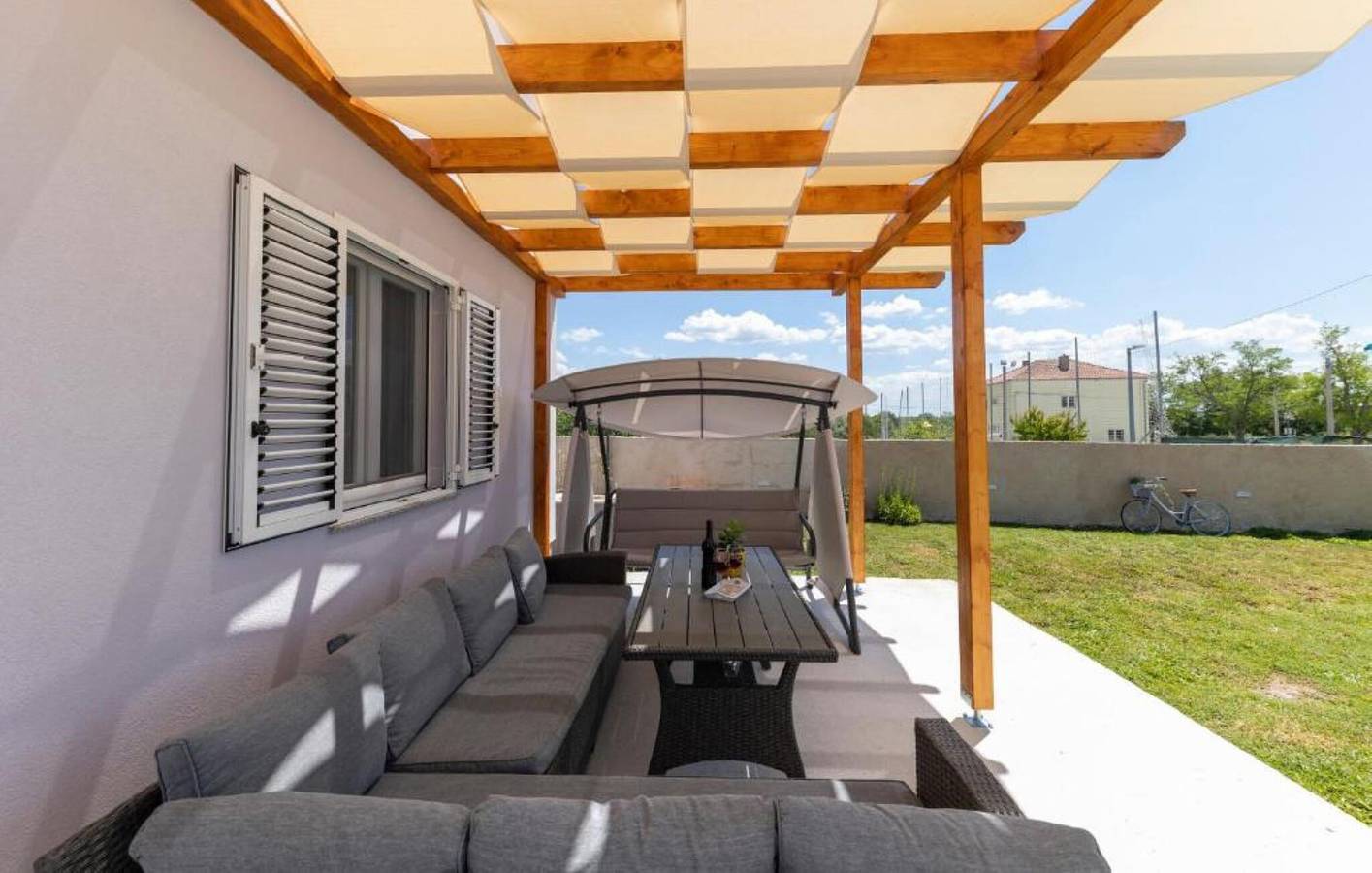 Geräumige 2-Zimmer-Wohnung mit Terrasse und WLAN – ideal für Ihren Kurzurlaub! in Nin, Zadar