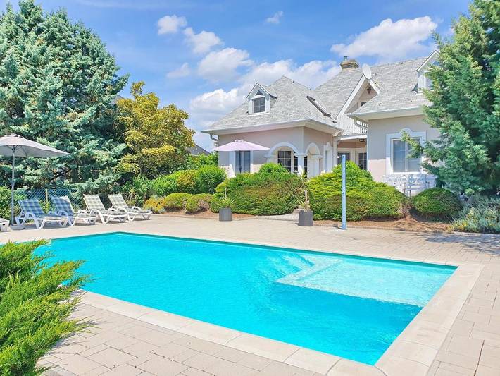 Ferienhaus für 10 Personen, mit Balkon und Terrasse sowie Garten und Pool
