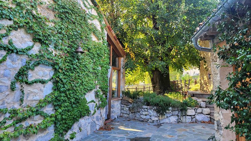 Country House “La Bergerie du Grand Tilleul”: Mountain Views, Private Garden, Wi-Fi in Val-de-Chalvagne, Castellane Området
