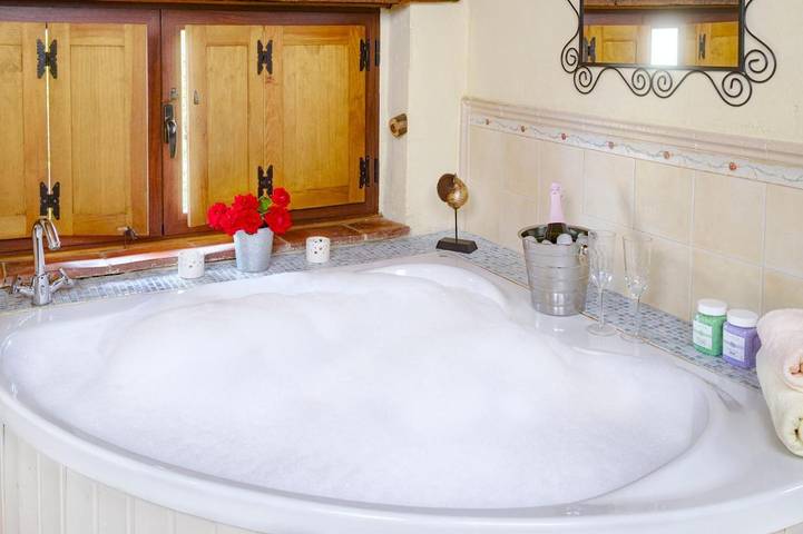 Casa rural para 4 personas, con Balcón y Jacuzzi además de Terraza y Jardín en Valle del Ambroz - 2