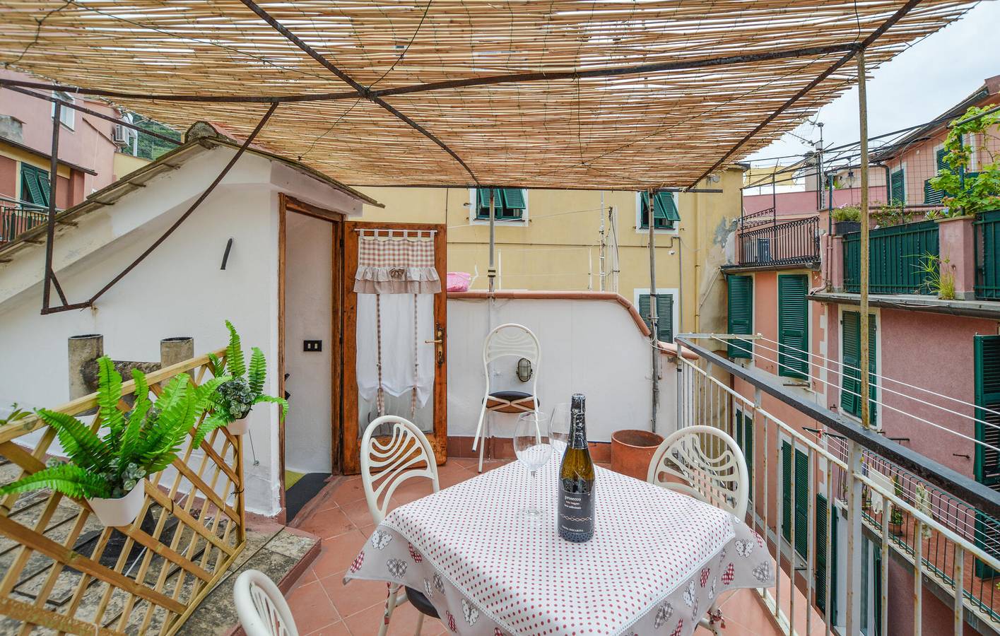 Ganze Ferienwohnung, Modernes Apartment mit Terrasse, 2km zur Küste - WiFi, Wärmepumpen in Monterosso al Mare, Monterosso al Mare Gemeinde