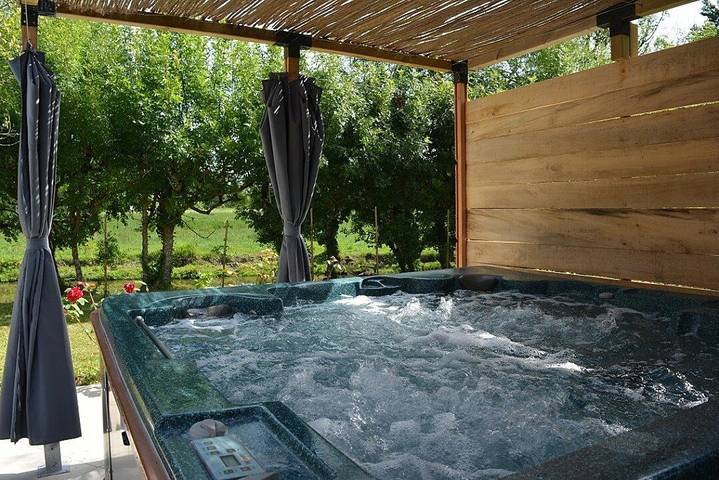 Gîte pour 4 personnes, avec jacuzzi ainsi que terrasse et jardin, animaux acceptés