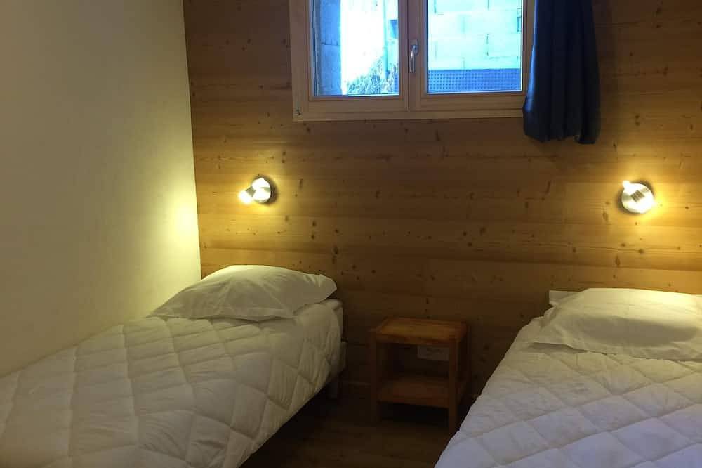 Entire apartment, Mountain-style apartment La Datcha 2 (sleeps 4) in the old village in Bonneval-sur-Arc, Saint-Jean-de-Maurienne region