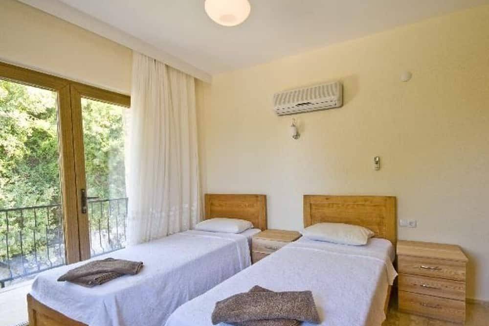 Beautiful 4-bedroom villa with Ac in tranquil İzmir in Alacati, Turkse Egeïsche Zee