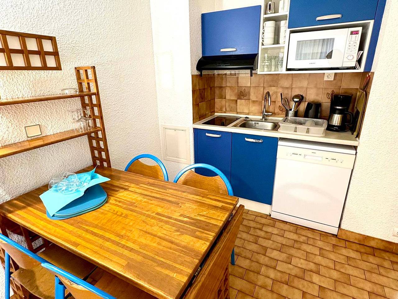 Entire apartment, Apartment for 8, sea view, Wi-Fi included in Roquebrune-Cap-Martin, Mediterranean Coast (France)