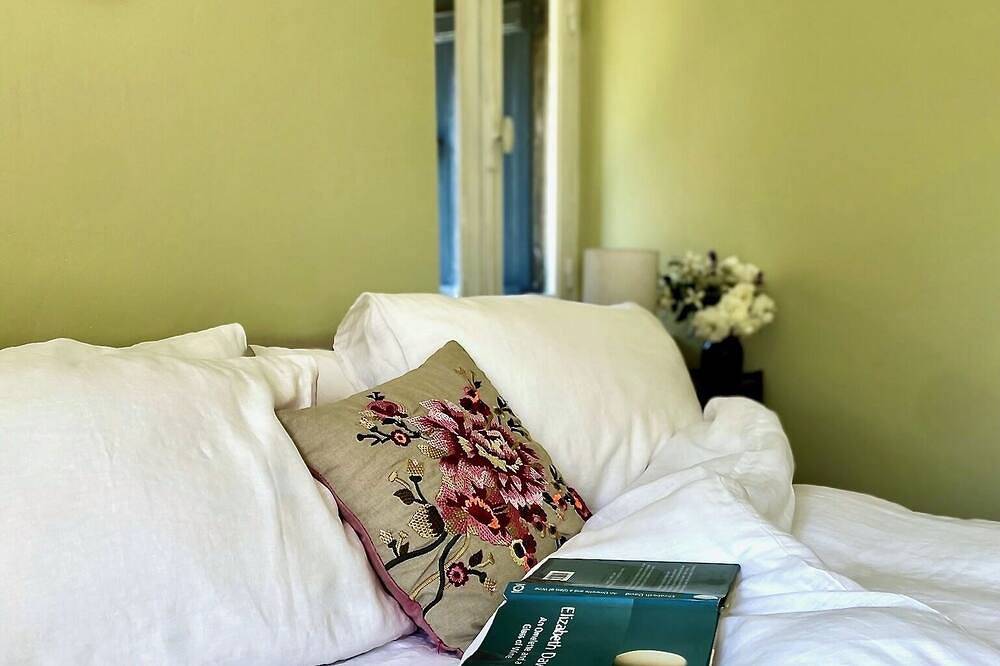 Two stylish 1-bed cottages with private pool - perfect for friends or family in Caylus, Tarn-et-Garonne