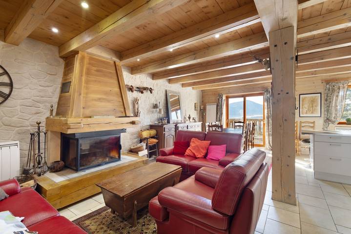 Casa de pueblo en Puyvalador: encanto de montaña y vistas impresionantes al lago in Puyvalador, Parque Natural Regional de los Pirineos Catalanes