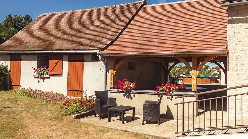 Location de vacances pour 5 personnes, avec jardin ainsi que terrasse et piscine, animaux acceptés à Savignac-Lédrier