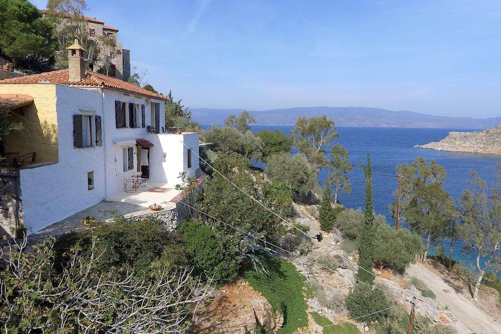 Arbeli House for idyllic sun & sea holidays in Mandraki Bay, Hydra in Mandraki, Hydra
