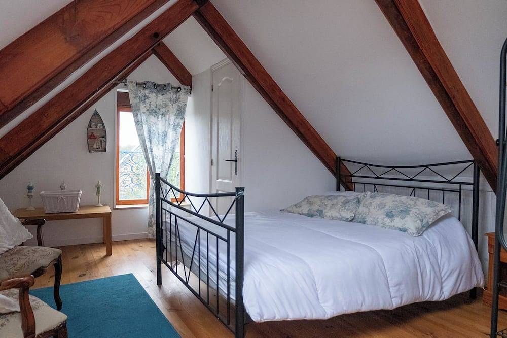 Charming Breton farmhouse. Hiking, beach 30 minutes away. Ideal for families. in Bourbriac, Guingamp Region