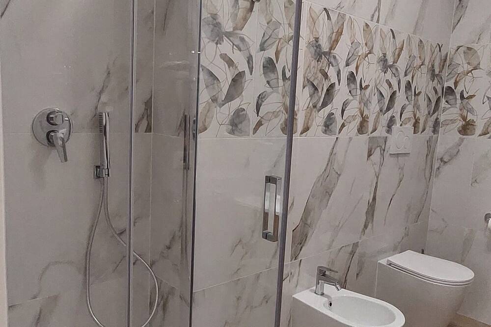 Elegant room with private bathroom and balcony equipped with every comfort. in Bologna, Bologna Provinz