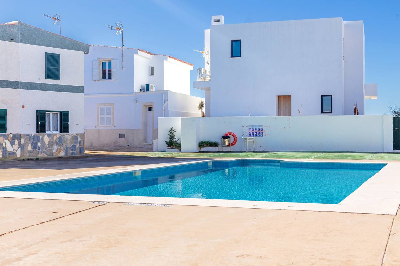 Apartamento entero, Apartamento 'Cala En Forcat' con piscina compartida, terraza privada y Wi-Fi in Cala Blanes, Ciudadela