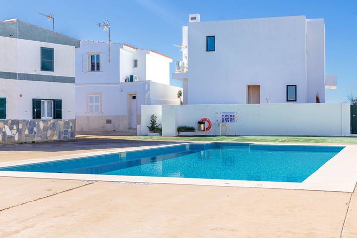 Apartamento entero, Apartamento 'Cala En Forcat' con Piscina Compartida, Terraza Comunal y Wi-Fi in Cala Blanes, Ciudadela