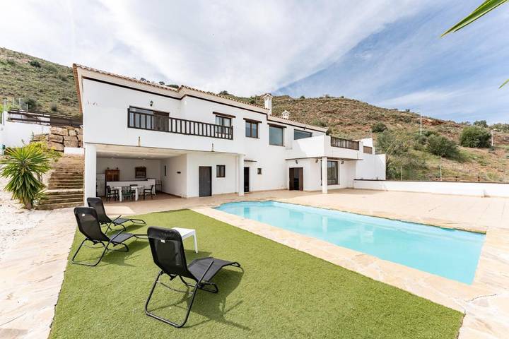 Chalet para 15 personas, con vistas además de piscina y jardín en Antequera