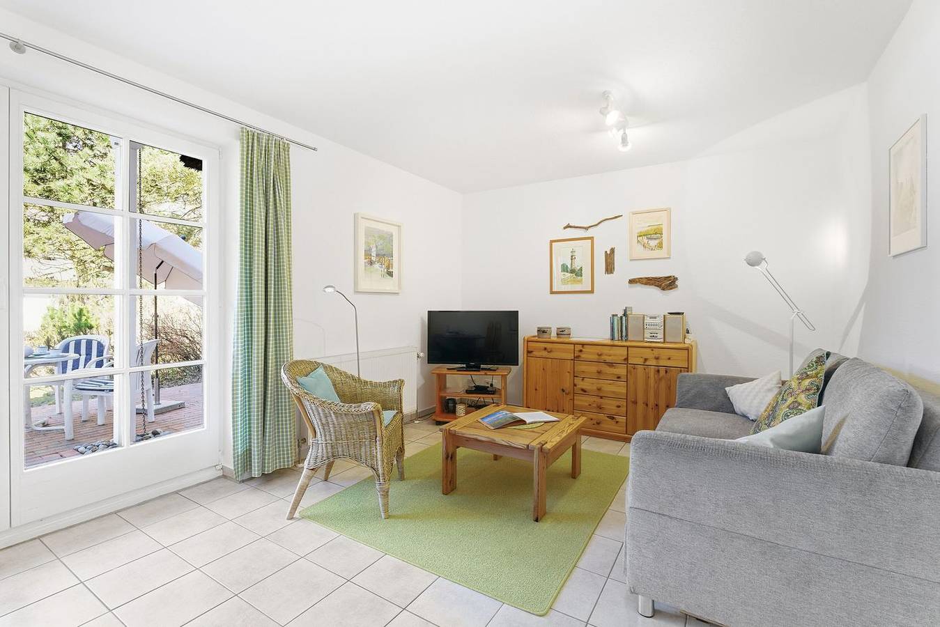 Ganze Wohnung, Komfortable Ferienwohnung mit Terrasse, 100 m zum Strand in Zingst in Müggenburg, Zingst