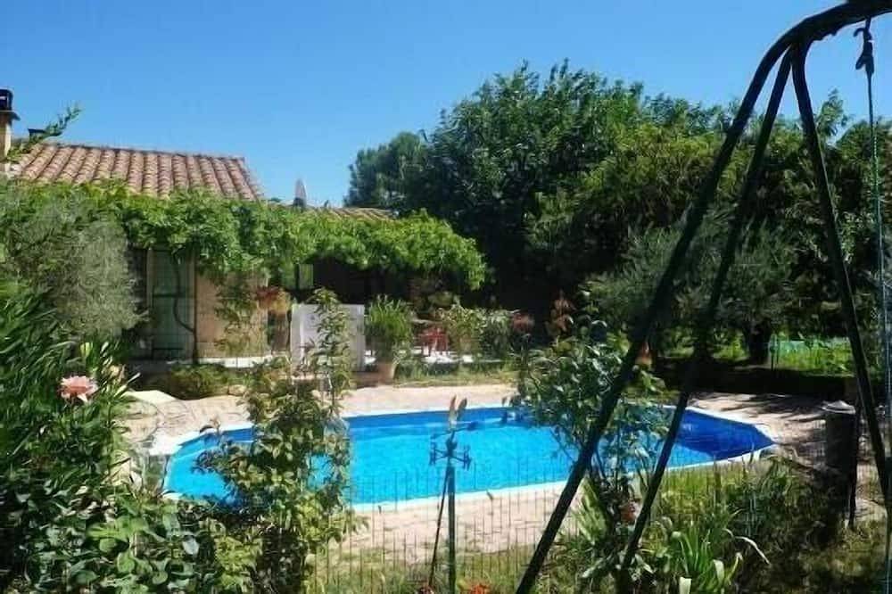 Villa 8 couchages,2 salles d'eau,cuisine d’été,piscine chauffée,parking ombragé. in Mornas, Vaucluse