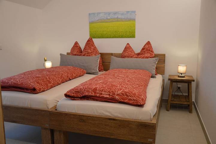 Ganze Wohnung, Ferienwohung 2 Zi, 67 qm, 2-6 Pers,großer Balkon, an der Aach, am Bodensee in Singen, Hegau