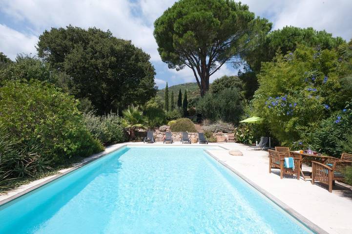 Location de vacances pour 6 personnes, avec Jacuzzi et Terrasse ainsi que Jardin et Piscine en Corse-du-Sud