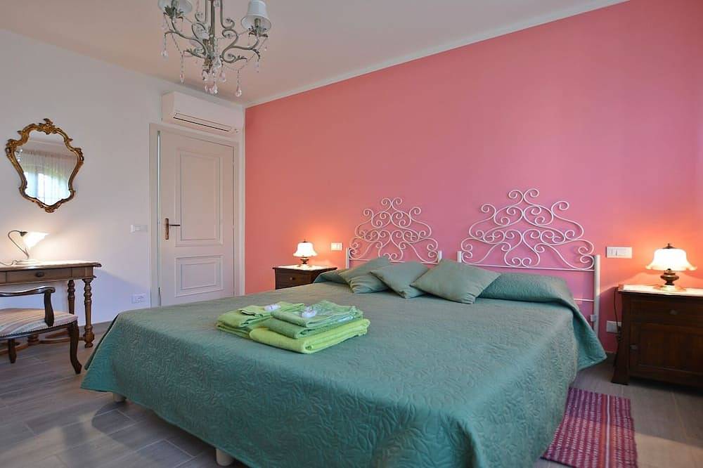 Elegante Einzelvilla mit Garten und Pool 3 km vom Meer entfernt. in Lido di Camaiore, Camaiore