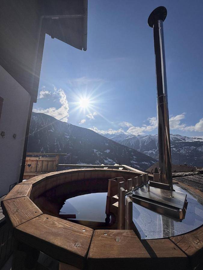 Maison pour 8 personnes, avec Balcon et Terrasse ainsi que Jardin et Vue à Saint-Martin (Suisse)