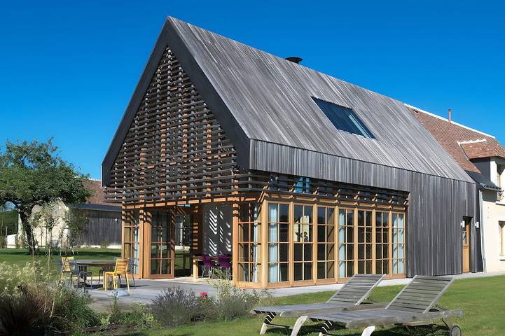 Location de vacances pour 8 personnes, avec piscine et jardin, animaux acceptés à Ambillou