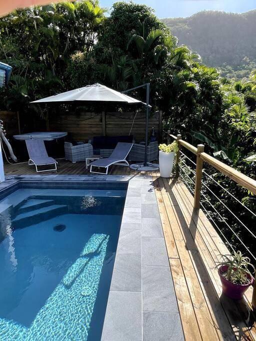 Location de vacances pour 8 personnes, avec jardin ainsi que piscine et vue à Gourbeyre - 4