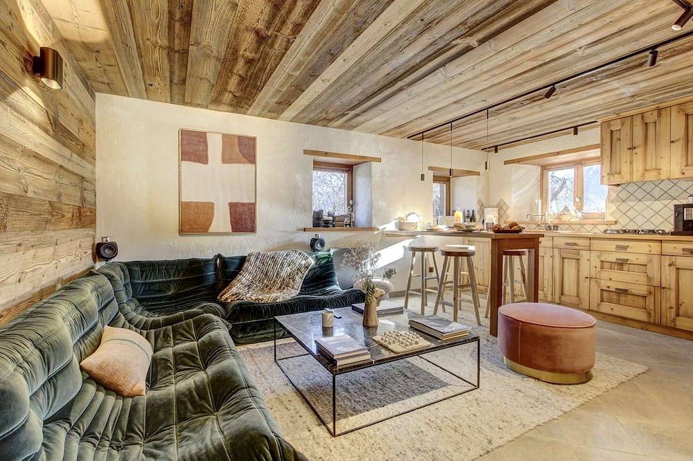 Stunning retreat,19th-century Savoyard farmhouse in Essert-Romand, Les Portes du Soleil