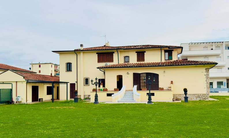 Ferienwohnung für 5 Personen, mit Garten und Ausblick, mit Haustier in Marina di Massa - 2