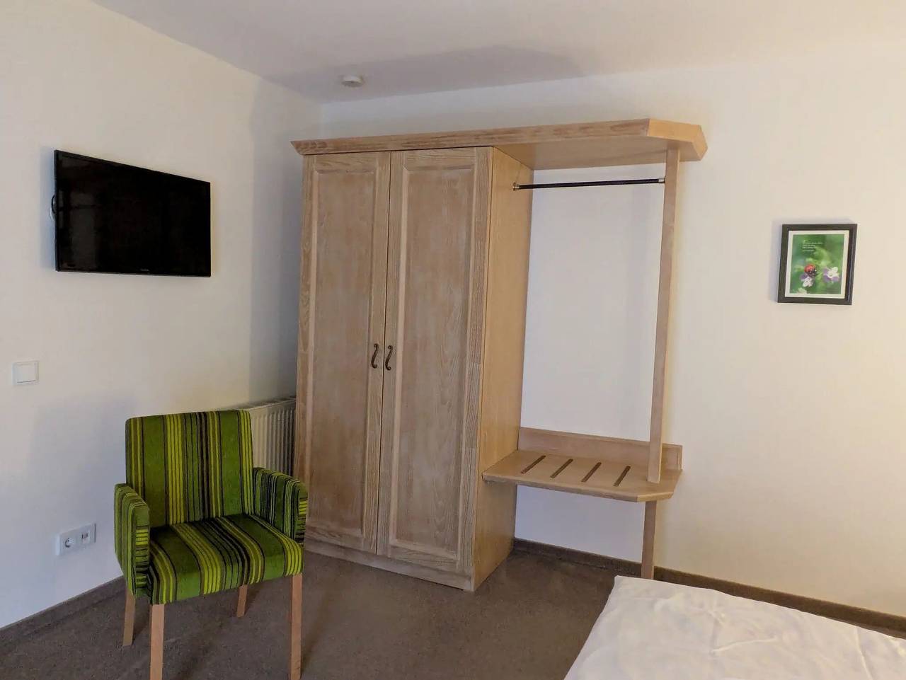 Komfort-Doppelzimmer Typ D mit Balkon, Bergblick und Gemeinschaftsterrasse in Medebach, die Mittelgebirge