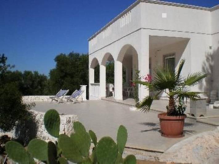 Agriturismo per 6 persone, con Terrazza e Giardino nonché Piscina a Carovigno